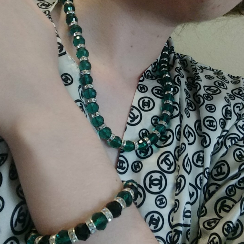 Green jeweled necklace and bracelet set